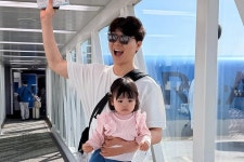 비행기 내린 박수홍 가족, 아이 울음 그치자 재탑승?…괌행 항공편 1시간 지연 의혹