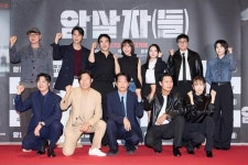 우려하던 일 터졌다...'암살자(들)', 결국 연휴 49회차 무대인사 전면 취소→