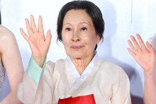 김혜자, '부국제'서 연신 기침+부축 받으며 입장→'건강이상설' 우려 터졌다