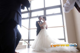 [포토엔]최여진-김의수 결혼, 시선 사로잡는 훈훈한 비주얼 부부