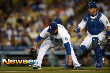 [포토엔]A.J 엘리스 ‘폴 마홈 침착하게 1루로 던져’