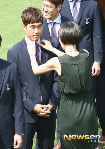 [포토엔]표정 굳어진 박주영 ‘코디네이터 손길에 얼음 ’