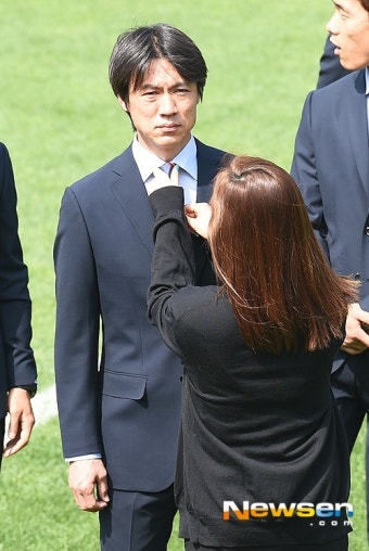 [포토엔]단복착용한 홍명보 ‘감독님은 넥타이만 수정 ’