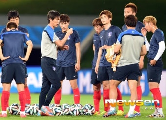 [포토엔]홍명보 감독 ‘선수들에게 진지하게 작전지시’