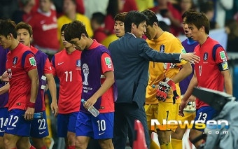 [대한민국-알제리]패배한 선수단 격려하는 홍명보 감독 ‘벨기에전 있잖아 ’