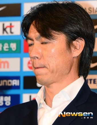 [포토엔]홍명보 감독 사퇴,눈 지그시 감은 기자회견장