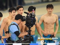 [포토엔]신기록 수립한 박태환 ‘밀착 카메라와 함께’