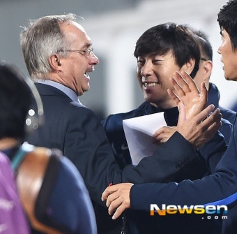 [포토엔]데뷔전 승리 슈틸리케 감독 ‘신태용 코치가 더 좋아해’