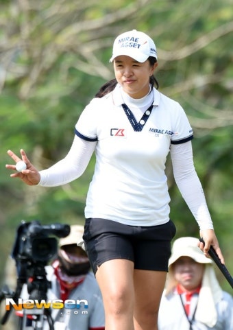 [포토엔]김세영 ‘깔끔하게 버디 성공’ (혼다 LPGA)