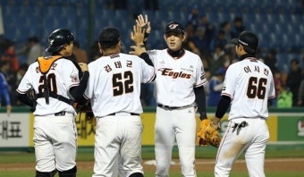 한화, 삼성에 역전승..아슬한 리드 지킨 ‘스퀴즈 번트’