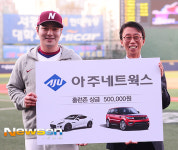 [포토엔]박병호 ‘경기전 기분좋은 상금’
