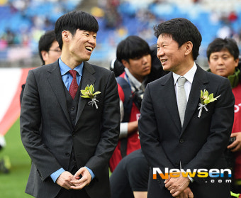 [포토엔]폭풍미소 박지성 ‘정몽규 회장과 환하게 웃으며 대화’(JS컵)