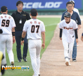 [포토엔]백현 ‘선수들에게 예의바른 인사’