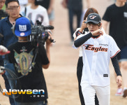 [포토엔]엑소 백현 ‘그라운드에도 밀착 카메라’