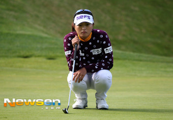 [포토엔]고진영 ‘어떻게 공을 굴릴까?’(LPGA 에비앙 챔피언십)