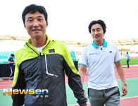 [포토엔]청춘FC 이을용.안정환감독 ‘성남FC와 평가전에 자신만만 표정’