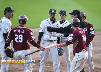 [포토엔]두산-넥센 ‘준PO차전 1루에서 발새한 벤치클리어링’