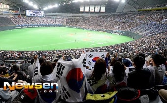 [포토엔]프리미어12 한일전 ‘태극기들고 응원전’