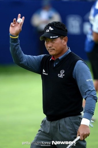 최경주, 이틀 연속 공동 선두..약 5년만 PGA 우승 도전