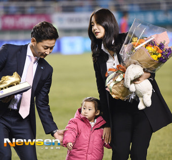 [포토엔화보]이천수 ‘아내 딸 축하받는 국가대표 은퇴식’