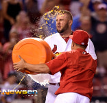 [포토엔]‘물로는 부족해’ 음료수 맞는 맷 아담스