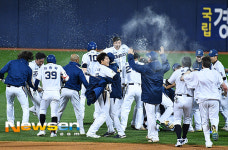 [포토엔]NC다이노스 ‘용덕한 끝내기에 마산구장은 용광로’
