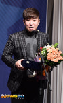 [포토엔]일구상 신재영 ‘신인왕 싹슬이 수상’