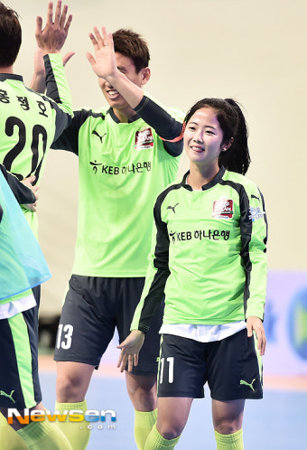 [포토엔]이민아 ‘홍명보 자선축구 첫 골 주인공’
