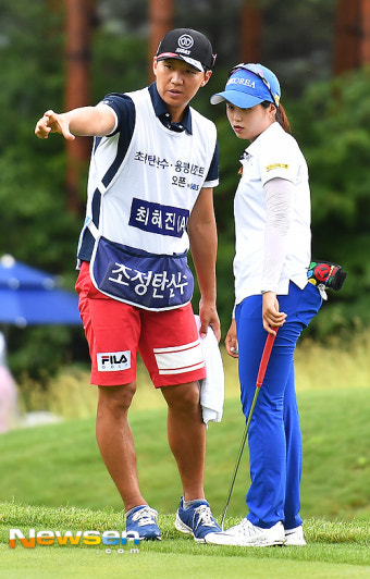 [포토엔]국가대표 최혜진 ‘김효주 캐디(서정우)와 호흡’