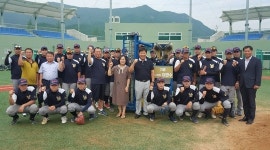 이만수 전 감독, 고창 선고교 야구부에 피칭머신 후원