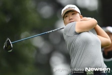 신지애, 일본여자오픈 2R 공동선두 달린채 일몰 순연