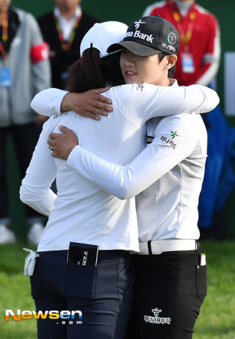 [포토엔HD]LPGA 우승 고진영 ‘준우승 박성현의 따뜻한 축하’