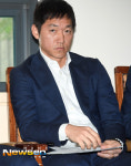 [포토엔HD] 김남일 ‘기자회견 바라보는 매의 눈’
