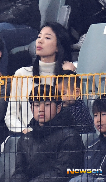 [포토엔HD] 홍명보 자선축구 ‘고척돔 찾은 정대세 아내 명서현’