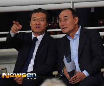 김판곤 ‘김학범 감독과 벤투호 데뷔전 관전’[포토엔HD]