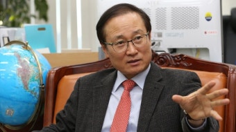 민주당 홍영표 원내대표, 당선 직후 단식 중인 한국당 김성태 원내대표 방문