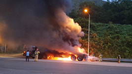 펑 하더니 불이… 고속도로 터널 입구 트레일러 폭발