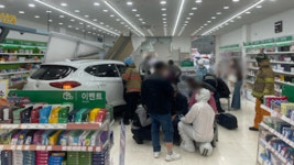 고령 운전자가 몰던 SUV가 후진으로 약국 돌진…9명 부상