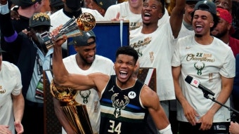 밀워키 벅스, 50년만에 NBA 파이널 우승…MVP는 아데토쿤보