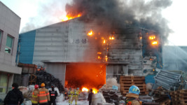 부산 고철류 재활용업체 창고화재 7시간 만에 진화
