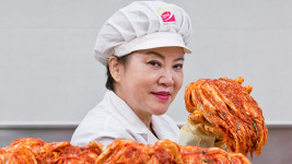 김치 '명인' 반납한 김순자 대표, 지원금 나오는 '명장'은 반납 철회