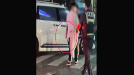 서비스 불만 흉기 난동 부린 20대, 경찰 삼단봉으로 제압