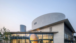 이재용 부회장, 개관한 LG아트센터 찾아 어머니와 공연 관람