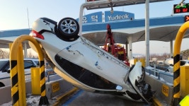 광주 요금소 지나던 승용차 전복…운전자 경상