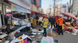 장 열린 전통 시장 날벼락…시내버스에 치인 차량이 상가 돌진