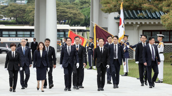 기시다, 일본 총리로는 12년 만에 현충원 참배