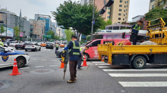 서울 강남 언주역 인근 도로 침하…
