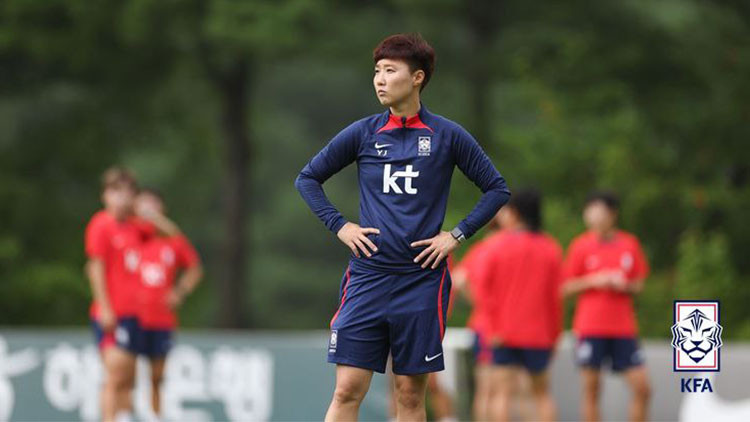박윤정 감독, AFC 올해의 여자 지도자상 수상.