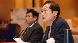 초등학교 영어 수업에 학생과 1대 1 회화 로봇 교사 투입