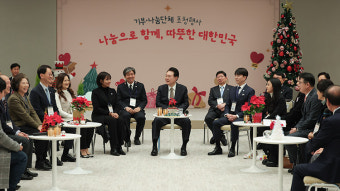 국민임명식, 전직 대통령들과 배우자 초청, 국민통합 강조

한반도의 평화와 국민 통합을 모색하는 시기에 이재명 대통령이 광복절을 맞아 특별한 조치를 취했다. 이번 국민임명식에는 모든 전직 대통령과 그 배우자들이 초청되었다. 문재인, 이명박, 박근혜 전 대통령들뿐만 아니라 노무현, 노태우, 신촌수, 박정희 전 대통령들의 배우자들도 함께 초청될 예정이다.

이번 국민임명식은 국민통합을 상징하는 중요한 행사로 여겨지며, 대통령실은 전직 대통령들과 국민들 간의 상호 이해와 화합을 촉진하고자한다. 윤석열 부부를 제외하고 모든 전직 대통령과 배우자들에게 따로 초청장이 전달될 예정이며, 문재인, 김정숙 여사, 노무현 전 대통령의 부인 권양숙 여사 등에게는 직접 초청장을 전달했다.

대통령실은 이번 국민임명식을 통해 국민통합에 대한 실천적인 행보를 보여주겠다는 강력한 의지를 밝혔다. 이 행사에는 강원도 고성군민도 특별